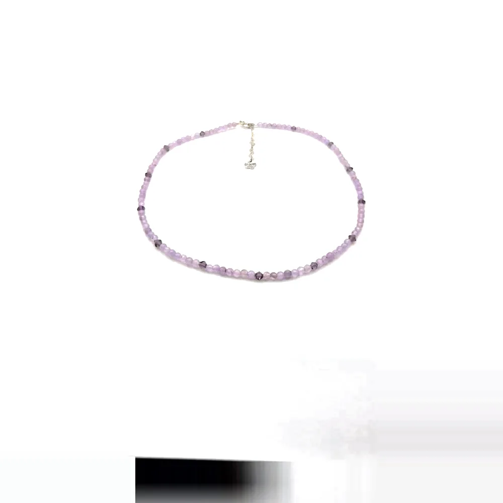 Colier ametist lavandă cu charm floare – Floare de lavandă 3 Colier ametist cu floare – alt unghi