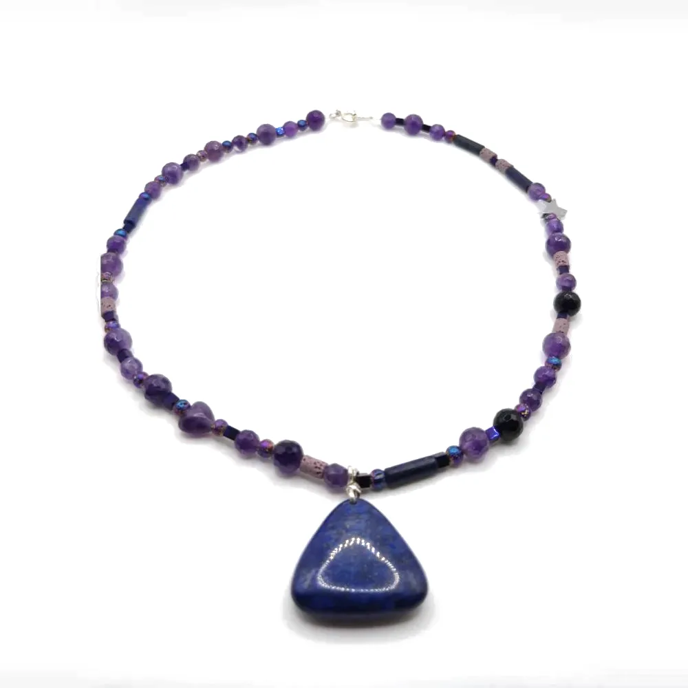 Colier ametist cu pandantiv lapis lazuli 1 Colier ametist cu lapis lazuli – alt unghi