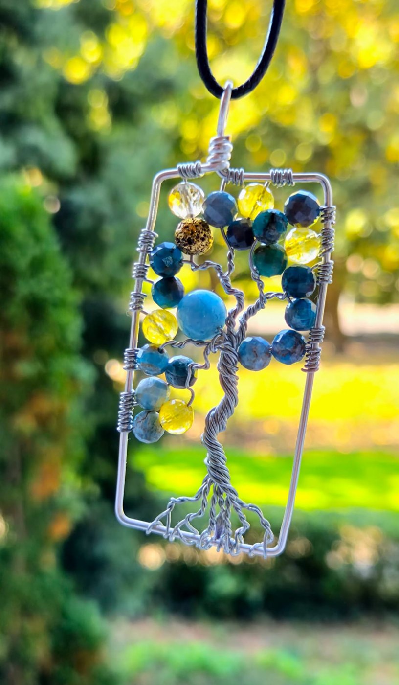 Colier aromaterapie Copacul Vieții din apatit și citrin „Cer de Vară” – handmade 2 Colier Copacul Vieții din apatit și citrin, fotografiat în natură