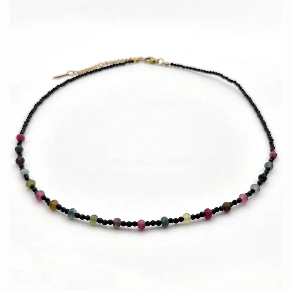 Colier turmalină și spinel negru – protecție și bucurie 3 Colier turmalină și spinel negru – detaliu cristale