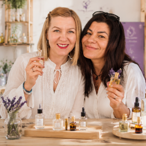 Atelier creare parfum personalizat în București – Ivona și Georgiana în atelierul eZenity