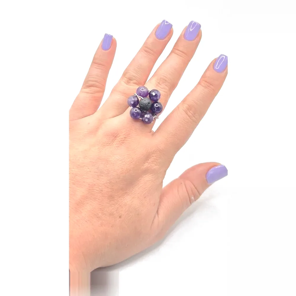 Inel floare din ametist și lavă vulcanică pe sârmă argintie – Floare de liliac 4 Inel ametist și lavă vulcanică – purtat