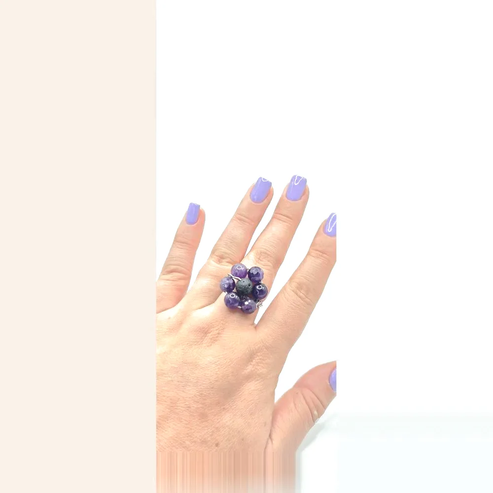 Inel floare din ametist și lavă vulcanică pe sârmă argintie – Floare de liliac 5 Inel ametist și lavă vulcanică – vedere de aproape