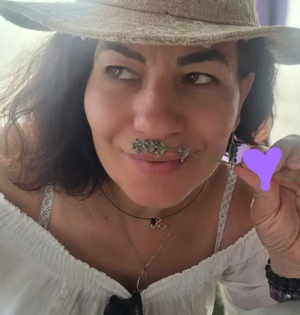 Ivona – Fata Levantică cu lavandă