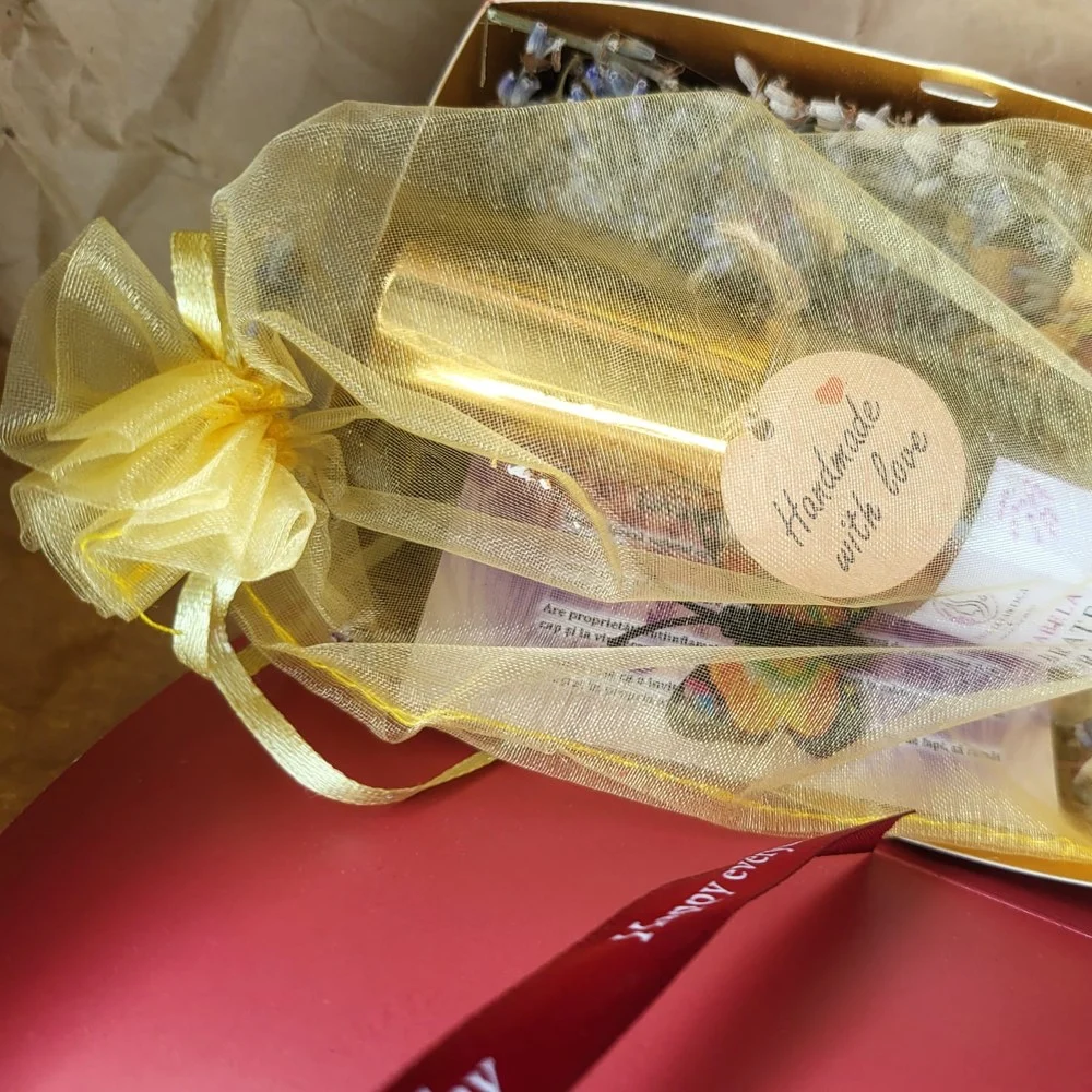 Coletul cu parfumul personalizat În brațele zorilor de la Fata Levantică